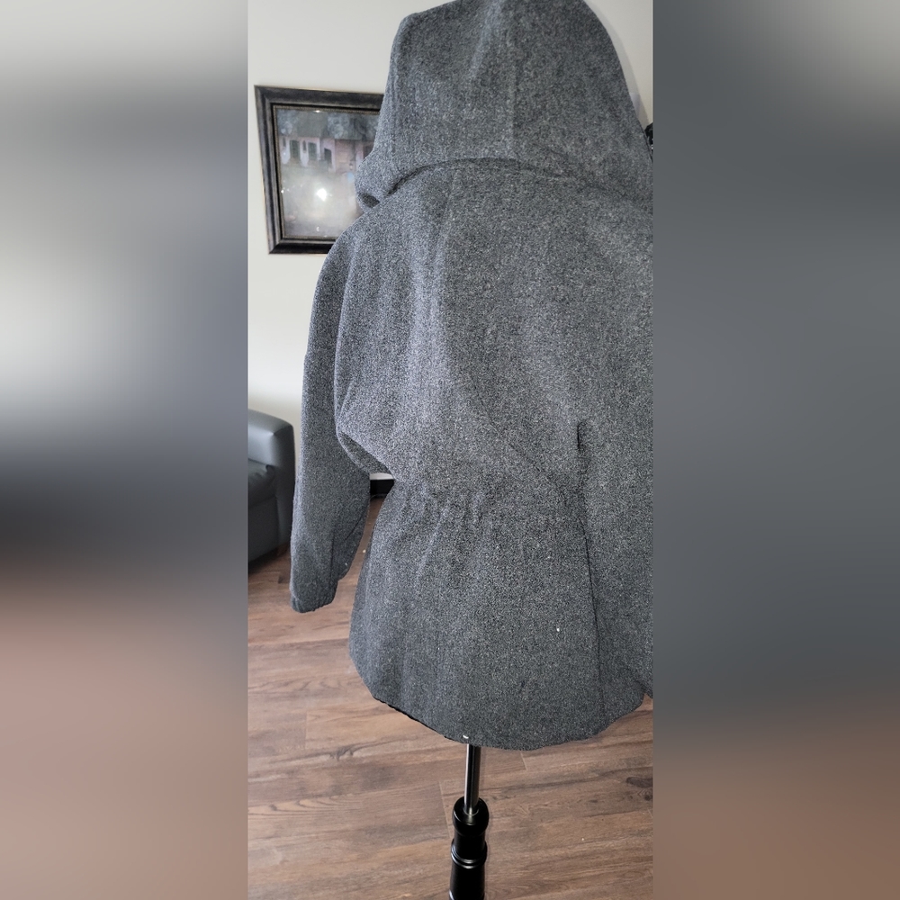 Sinched waist. Oversized hood. - Picture 7 of 14